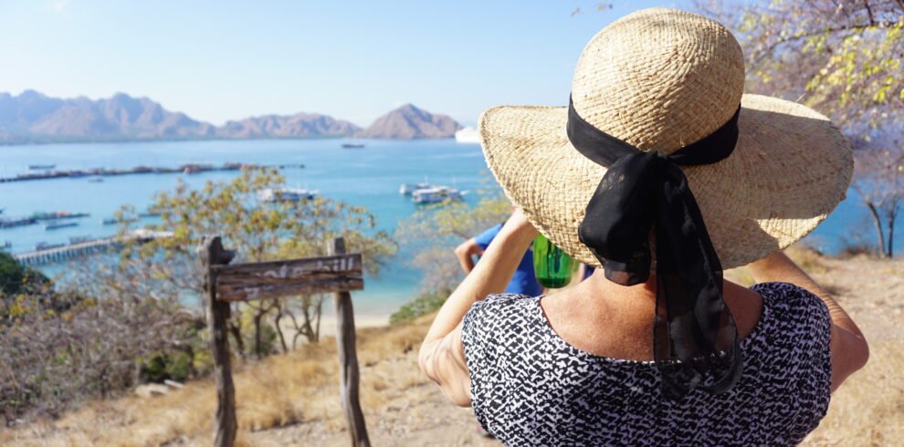 komodo island shore tours