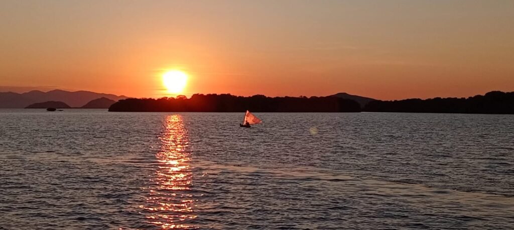 labuan bajo sunset cruise