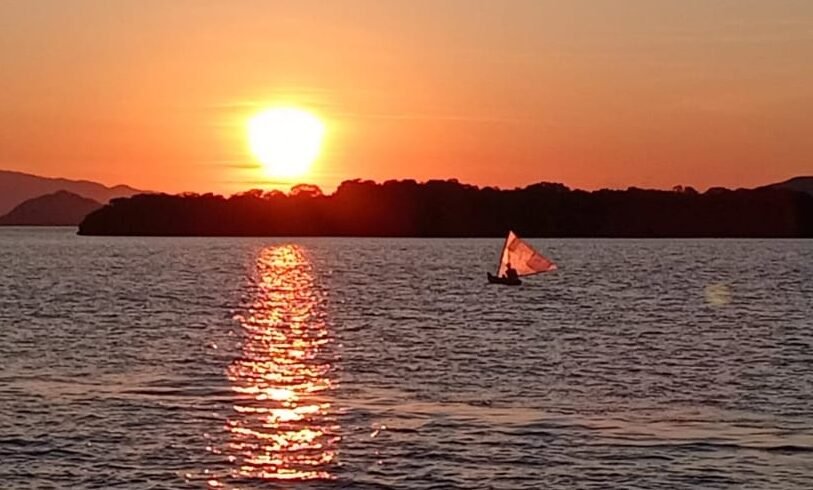 labuan bajo sunset cruise